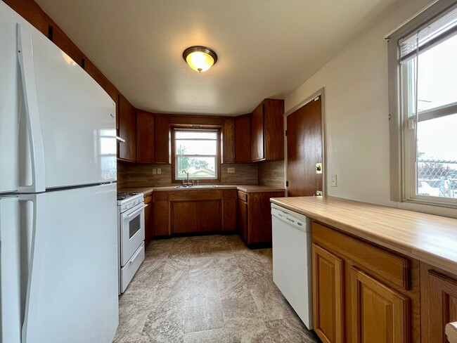 Building Photo - Pet friendly 2 Bedroom, 1 Bathroom with Sp...
