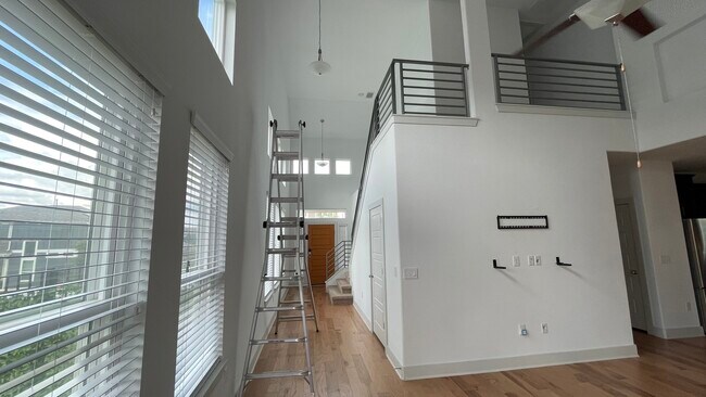Building Photo - 2306 Hermia St