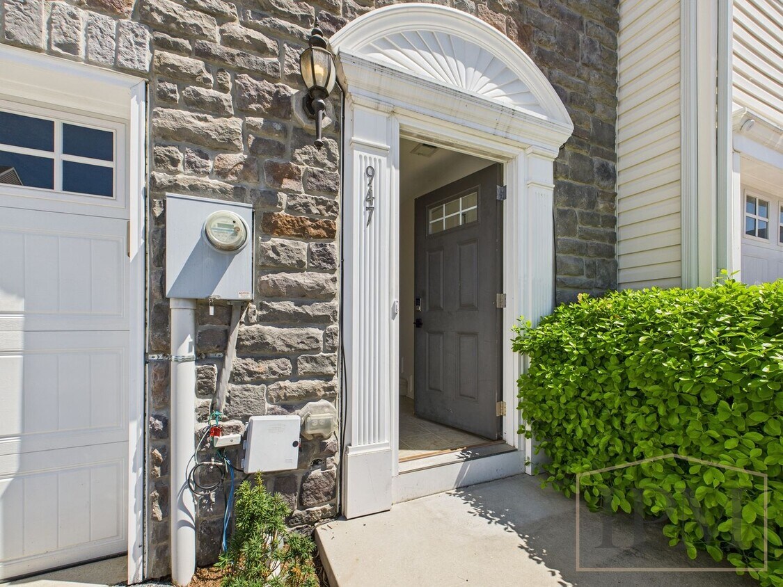 Foto principal - Available Now - Charming 4 Bedroom Home in...