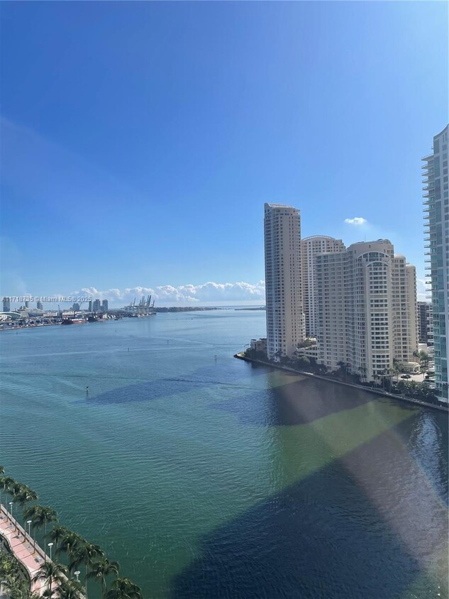 Foto del edificio - 300 S Biscayne Blvd