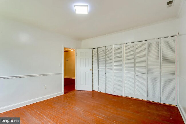 Foto del edificio - 301 Loureiro Ln