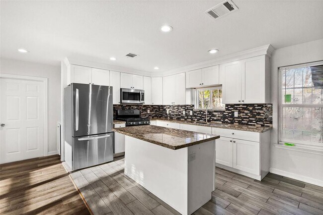 Foto del edificio - 9337 Rosehaven Dr