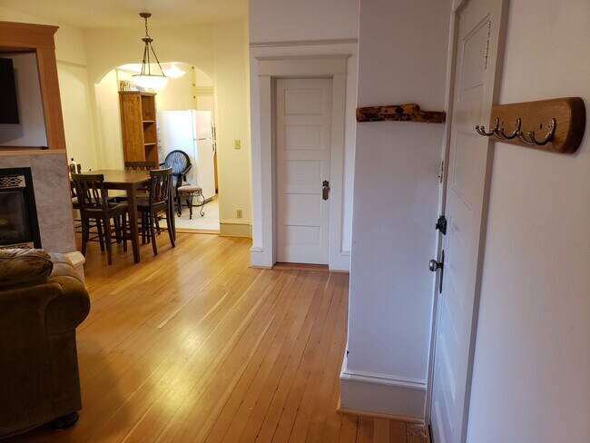 Apartamento 2: Sala de estar, comedor - 319 N 3rd St