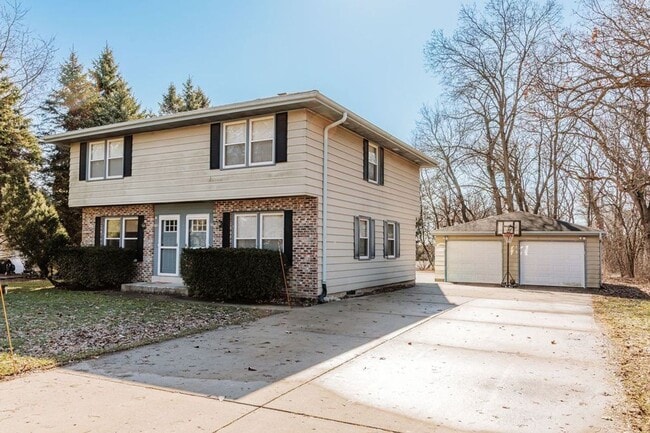 Building Photo - 215-217 Pembroke Way (Townhouse)