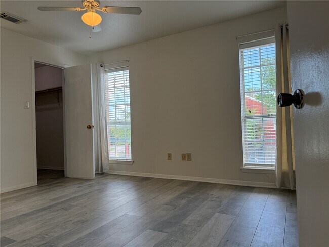 Foto del edificio - 2626 Holly Hall St