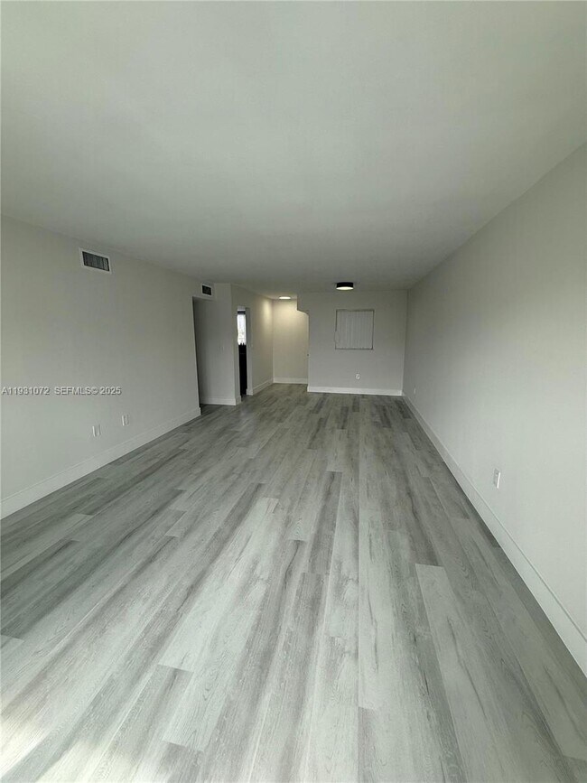 Foto del edificio - 3626 NE 168th St