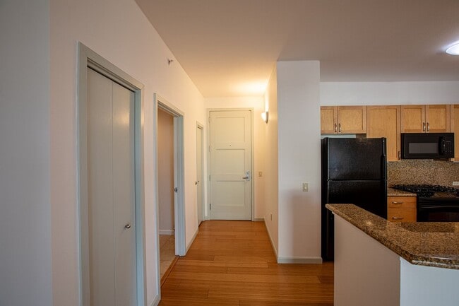 Foto del edificio - Sweet + secure 1/1 condo with parking, extra storage room + AC available now!