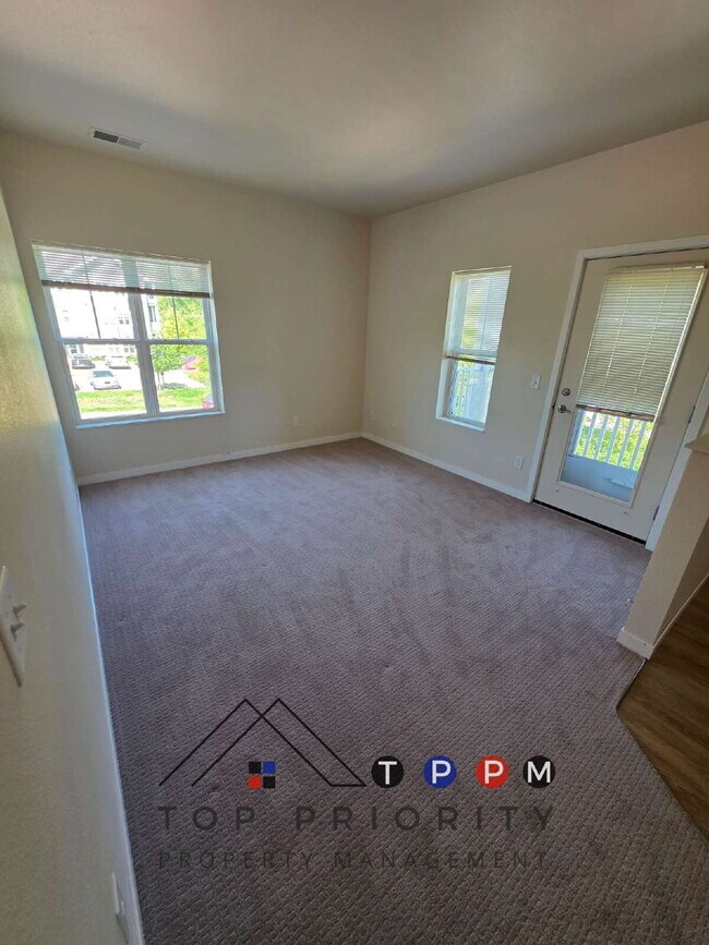 Foto del edificio - 2 Bedroom | 1 Bathroom 2nd Floor Apartment...