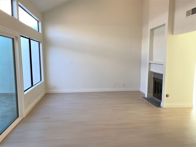 Foto del edificio - Gorgeous townhome located in a desirable I...