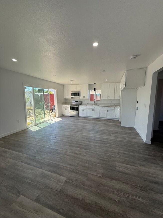 Building Photo - 2 bed, 1 bath ADU with private yard and laundry