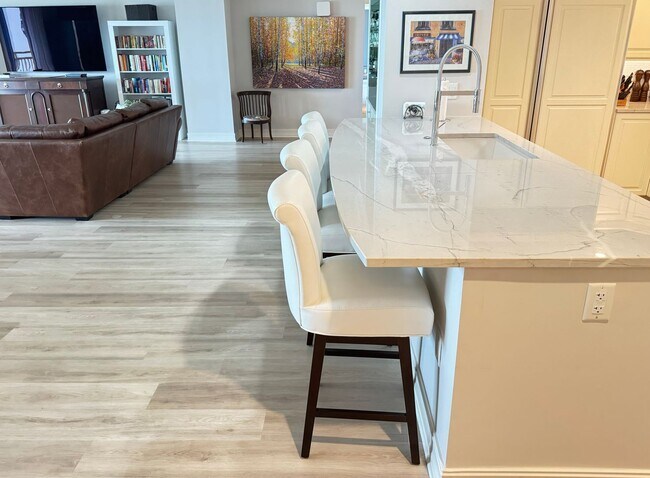 Foto del edificio - Seasonal/short term 3/2 renovated Ritz Carlton beauty with long water views