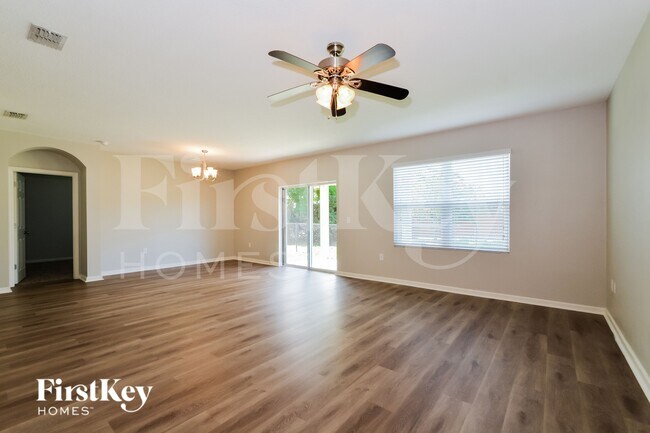Foto del edificio - 374 Sauders Rd SE