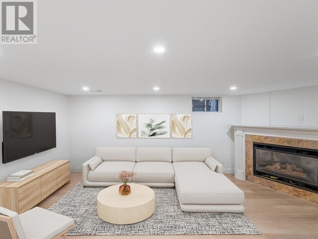 Photo du bâtiment - 588 Victoria Park Ave