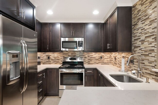 Building Photo - 1280 Bellevue Way NE