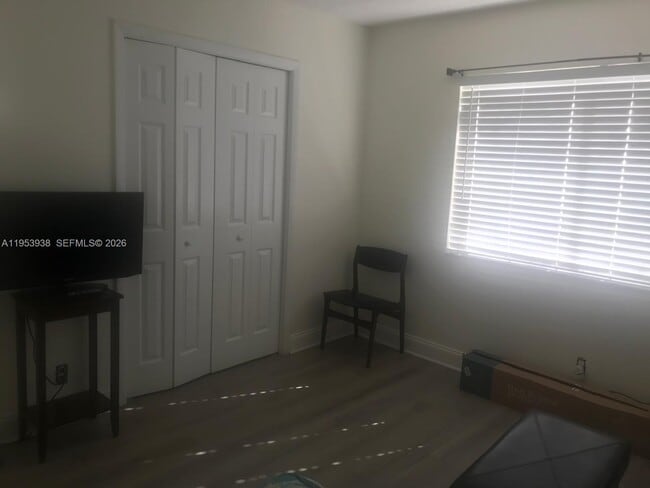 Building Photo - 195 Lakeview Dr