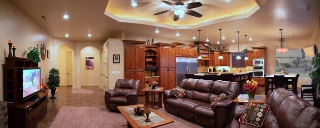 Foto del edificio - Beautiful Corner Lot! FULLY FURNISHED! Available Now!!