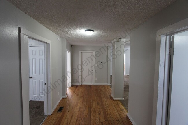 Building Photo - 3 Bedroom 2 Bath - New On The Market!