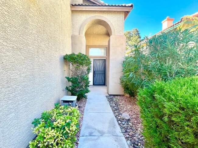 Foto del edificio - **$800 OFF MOVE IN BY 12/01/25**Spacious 3 Bedroom, 2.5 Bath Home with No HOA and Modern Finishes