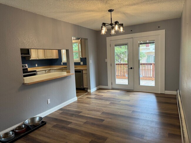 Foto del edificio - Spacious home / 2 car garage / No pets sorry