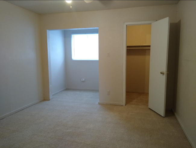 Foto del edificio - 8016 Meadowbrook Dr