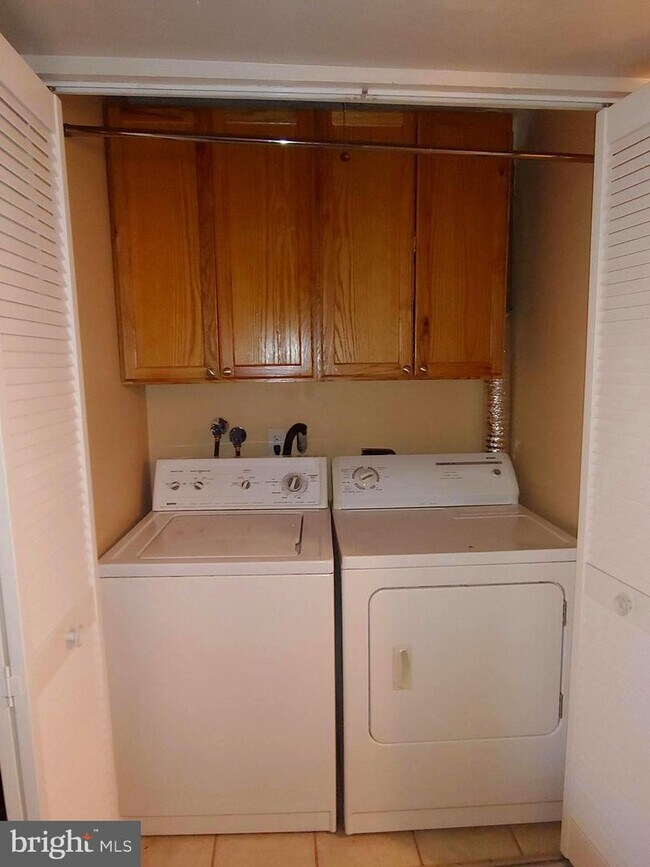 Building Photo - 5200 Hilltop Dr