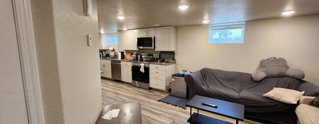 Foto del edificio - 3-Bed, 2-Bath Beauty in a Can’t-Miss Locat...