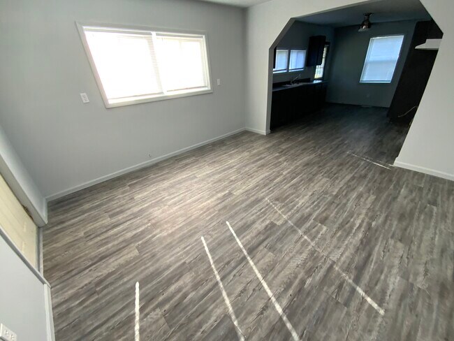 Building Photo - 320 Vermilion St