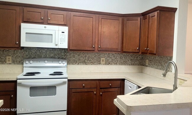 Foto del edificio - 10000 Gate Pkwy N