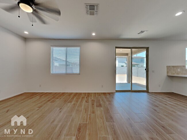 Foto del edificio - 10758 W McKinley St
