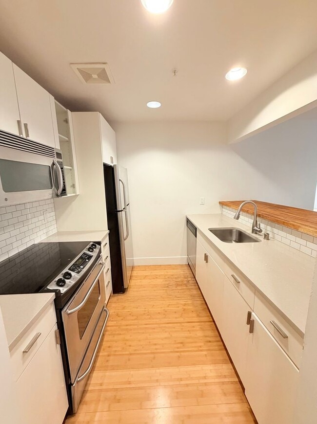 Building Photo - Spacious Capitol Hill Bedroom w/ Private Patio - Two Parking Spaces Included! $3900 and AVAILABLE...