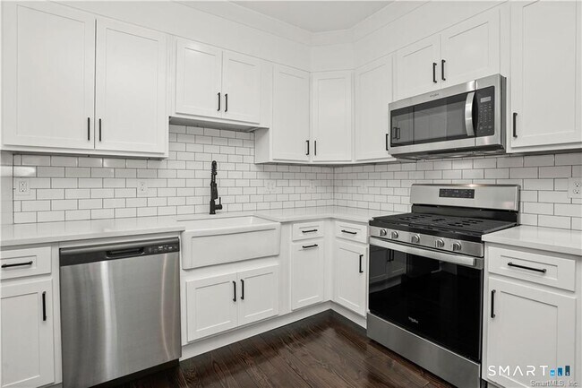 Foto del edificio - 174 Coram Ave