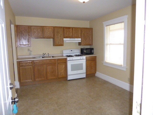 Building Photo - 206 W Diggins St