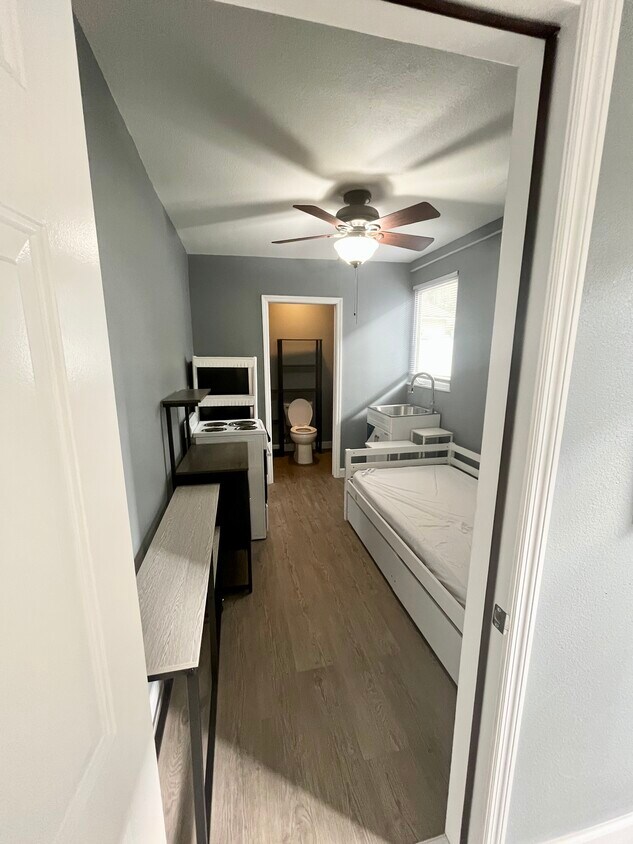 6600 N Dixon Ave Unit Studio efficiency, garage, Tampa, FL 33604 6600