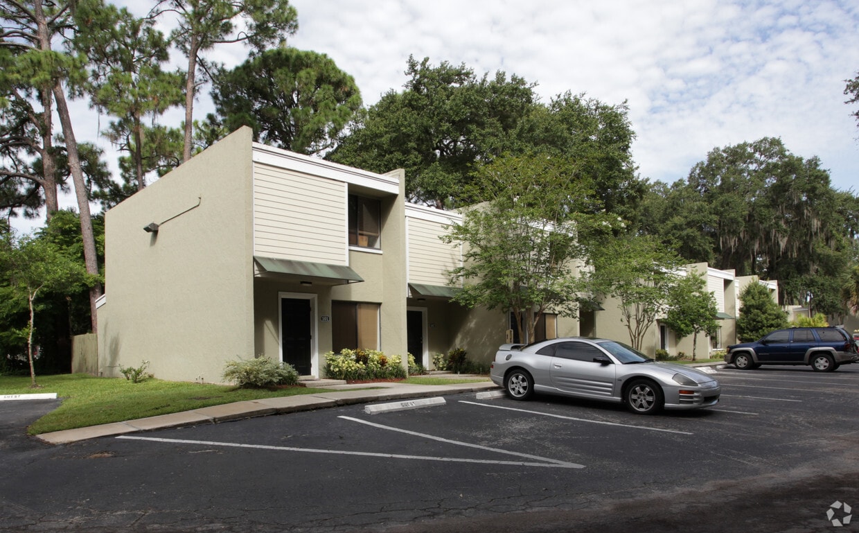 Grand Oaks Condominiums Apartments in Bradenton, FL