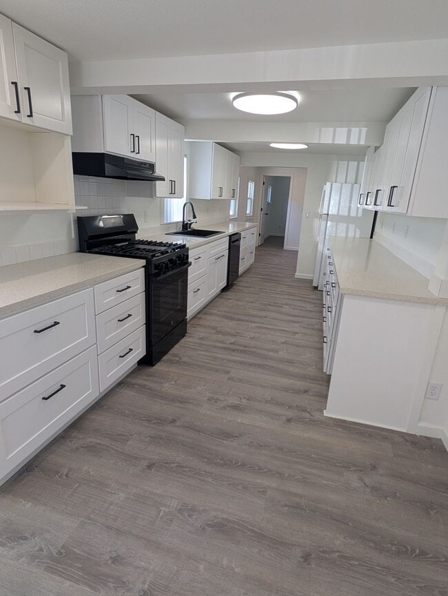 Building Photo - 1420 Summers Ln