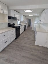 Building Photo - 1420 Summers Ln