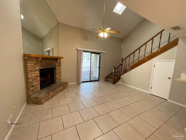Building Photo - 2810 Villager Cir