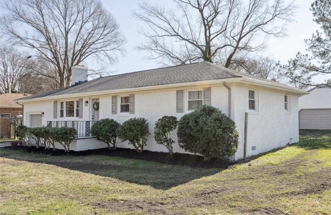 Building Photo - 121 Thrasher Rd
