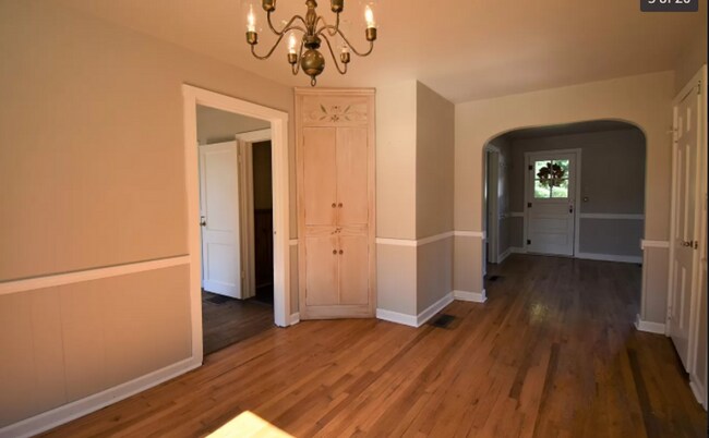Building Photo - 4 bed/3.5 bath, half acre lot, 100 yards f...