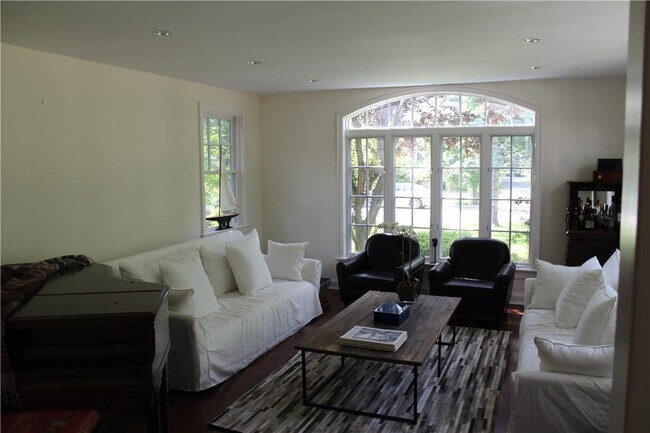 Foto del edificio - 724 Forest Ave