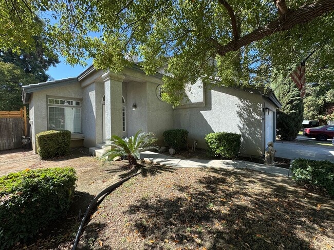Building Photo - Spacious NW Bakersfield Home!