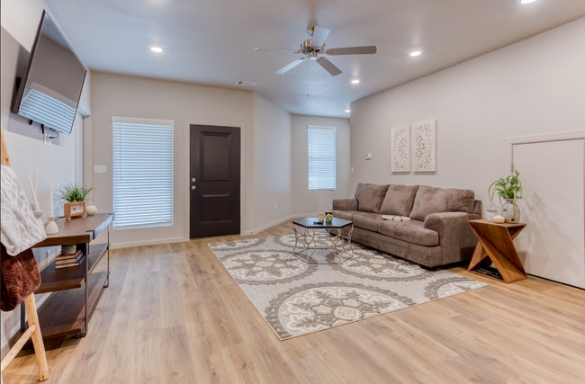 Building Photo - 402 Lincoln Ln