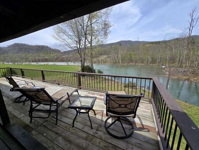 Building Photo - 3-Bedroom Home on the Water!