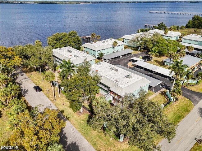 Foto del edificio - 3225 E Riverside Dr