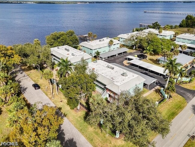 Building Photo - 3225 E Riverside Dr
