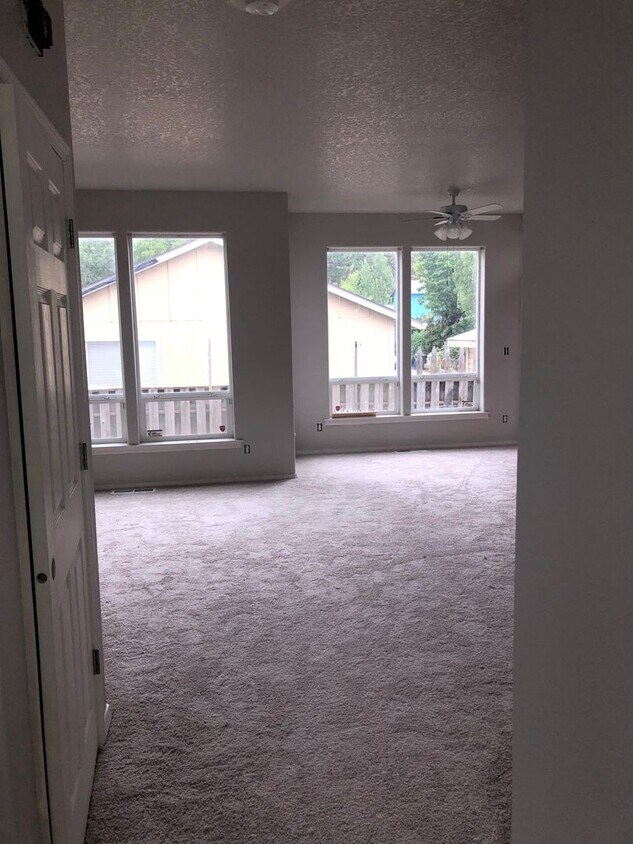 Foto del edificio - 3 Bedroom Town Home Close to Nike Available !