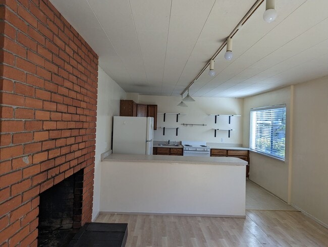 Foto del edificio - Spacious 2 bed 1 bathroom In-Law Unit with lots of Natural light, newly remodeled
