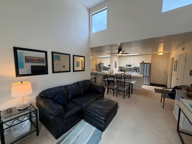 Foto del edificio - Light-Filled 1 Bed / 1 Bath Condo in UTC, San Diego – Skylights & Balcony