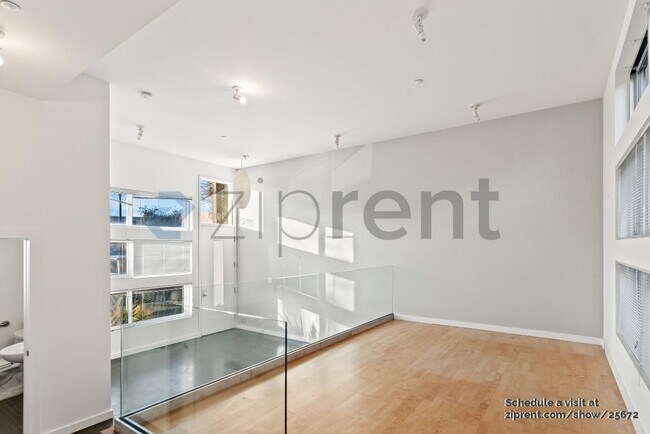 Foto del edificio - 2910 Mandela Pkwy