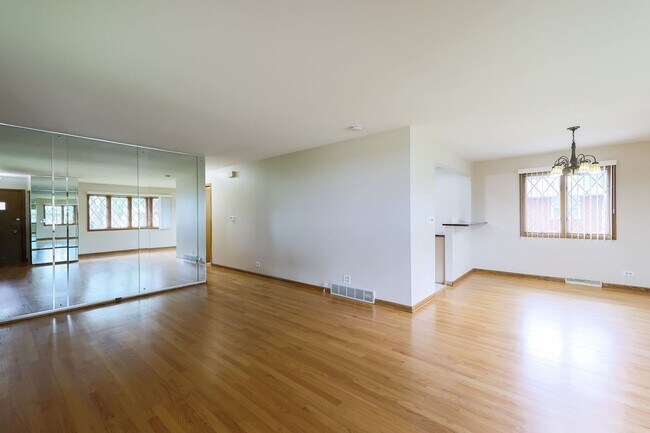 Building Photo - 650 Patricia Ln